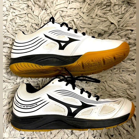 Mizuno Volleyball Shoes - Picture 1 of 5